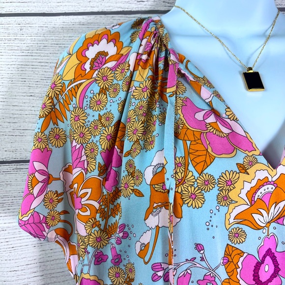 Boutique Brand Flutter Sleeve Split Neck Flowy Floral Blouse 💗 - Picture 9 of 9